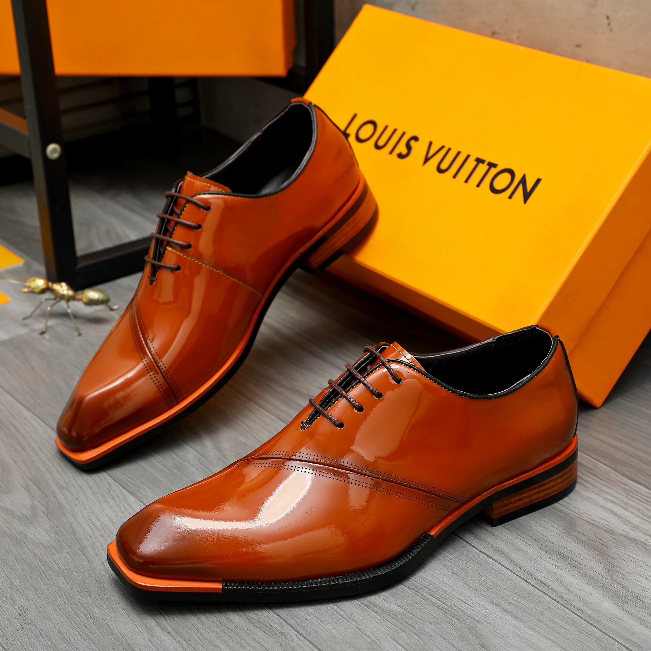 Men's shoes 💰600 Product trademark: LV "Louis Vuitton" business formal lace-up leather shoes Regular size: 37-46 Product material: Selected pearlescent polished cowhide upper, pigskin lining, rubber outsole